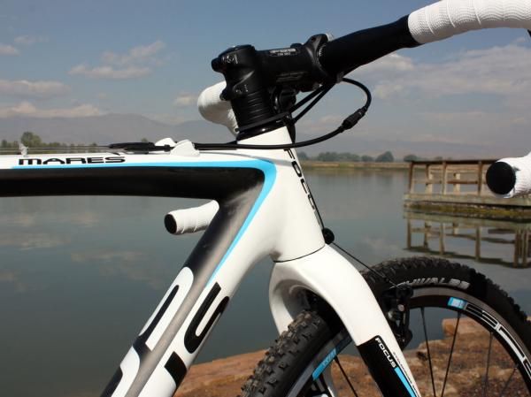The tapered 1 1/8"-to-1 1/4" head tube is a good compromise between a flexier straight steerer and an ultra-stiff 1 1/8"-to-1 1/2" setup