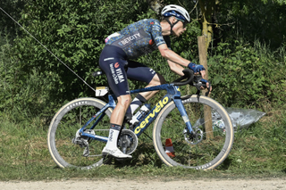 Jonas Vingegaard on teammate Jan Tratnik's bike