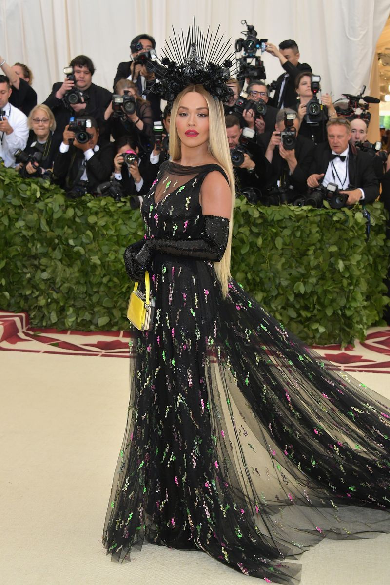 Fashion, Clothing, Dress, Gown, Haute couture, Fashion model, Event, Shoulder, Red carpet, Flooring,