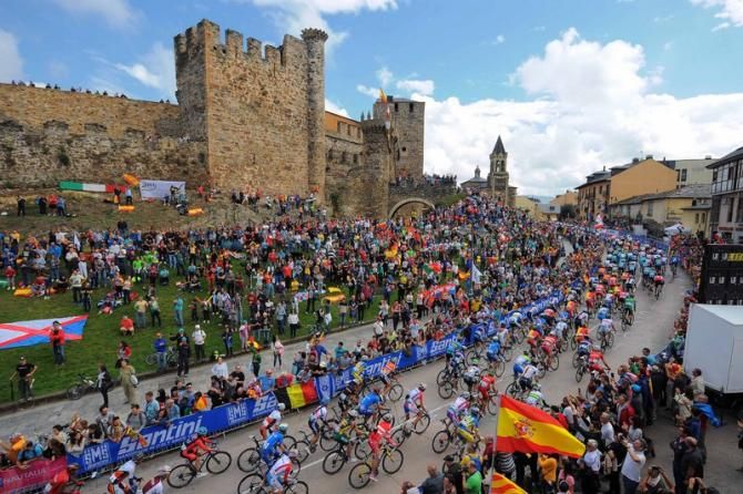 Fans line the road at the Ponferrada castle