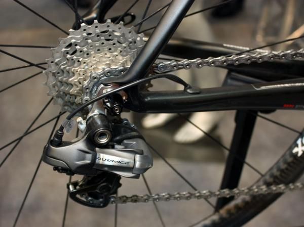 The KOM Evo Di2 uses specific internal routing and has no provisions for traditional cables.
