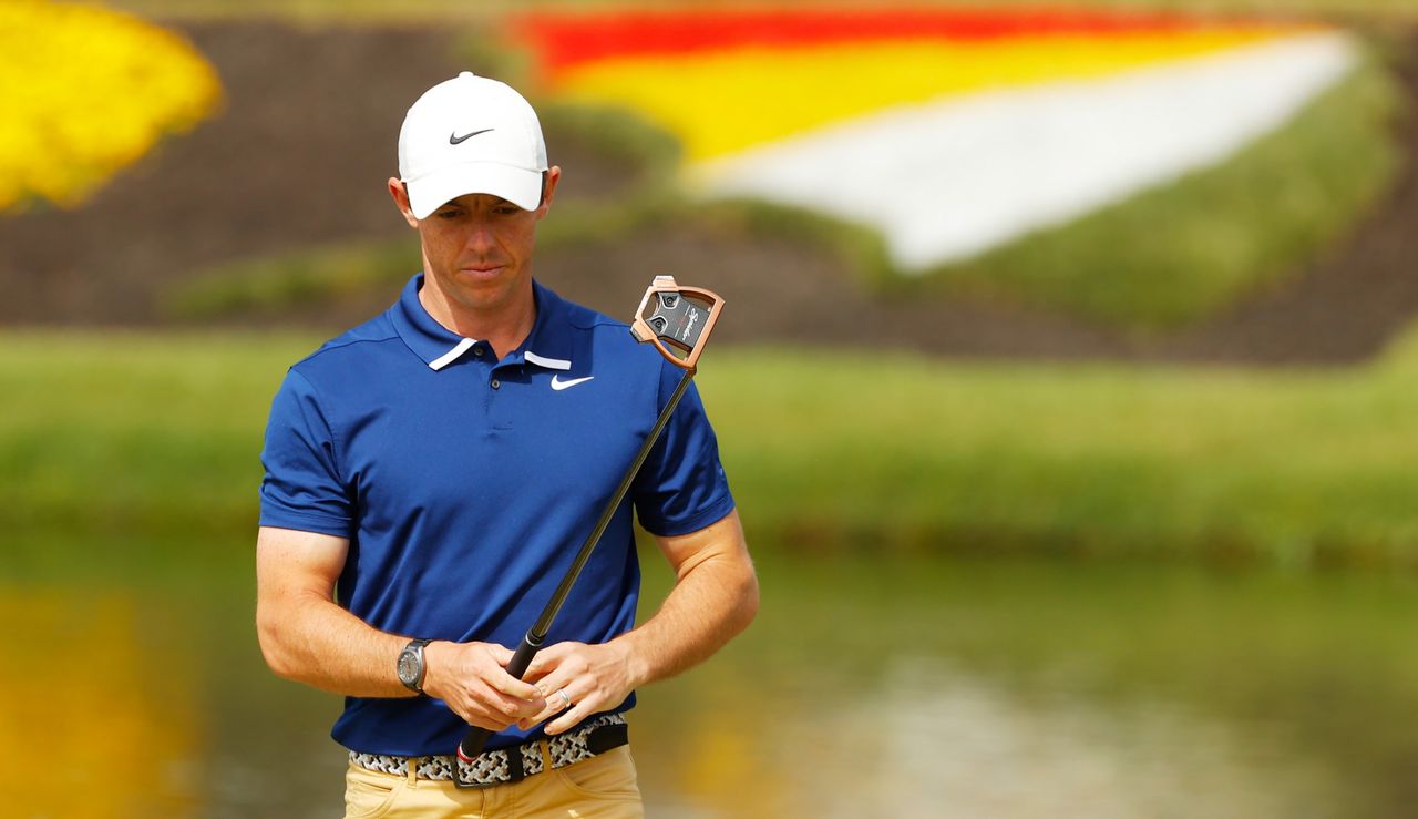 Rory lines up a putt