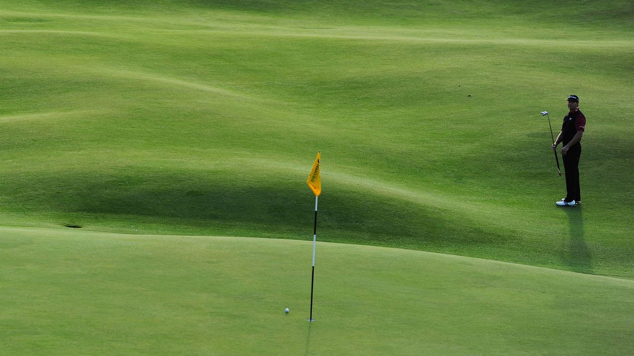 Martin Kaymer takes a putt shot through the Valley of Sin in the 2010 Open at The Old Course, St Andrews