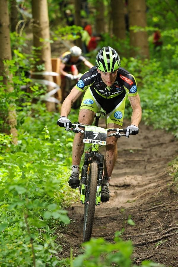 Moritz Milatz (Multivan Merida) charges through the forest.