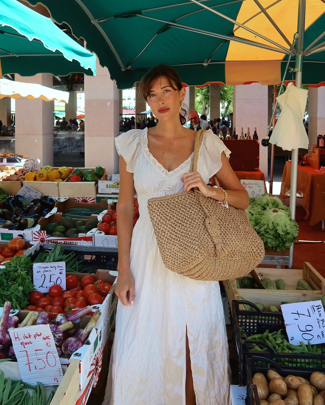 @juliesfi wearing a raffia bag with white dress