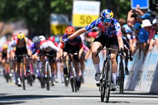 Tour de Suisse Women: Zoe Bäckstedt stuns the field with scorching long-range sprint to win stage 3