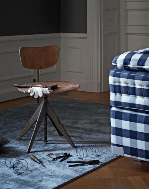 γκρο πλαν του στρώματος σε λευκό και μπλε και σκαμπό