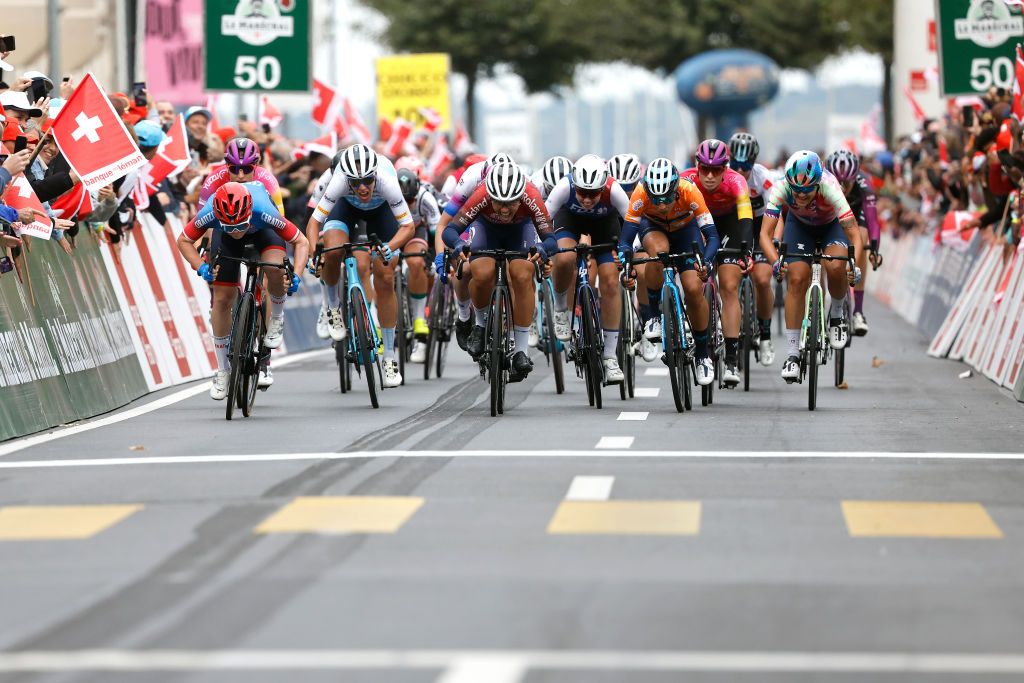 Marta Lach winning the sprint finish at Tour de Romandie stage 3 in Geneva