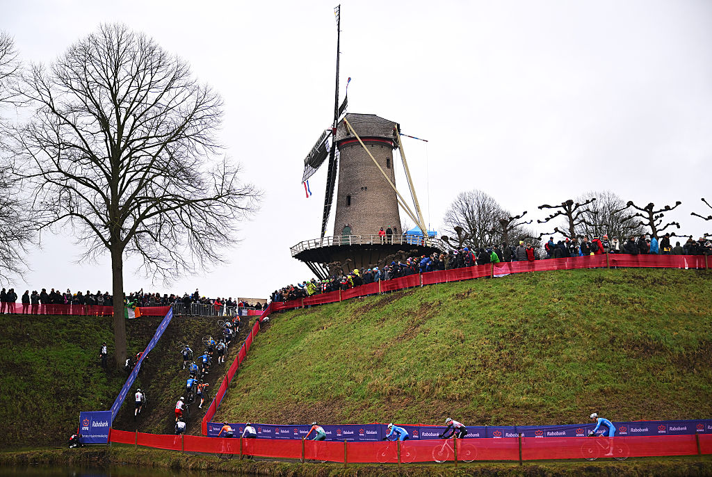 HULST, HOLANDA - 1º DE FEVEREIRO: Vista geral do Peloton competindo durante o 77º Campeonato Mundial de Ciclo-Cross UCI de 2026 - Divisão Júnior Masculina / #UCIWT / em 1º de fevereiro de 2026 em Hulst, Holanda. (Foto de Luc Claessen/Getty Images)