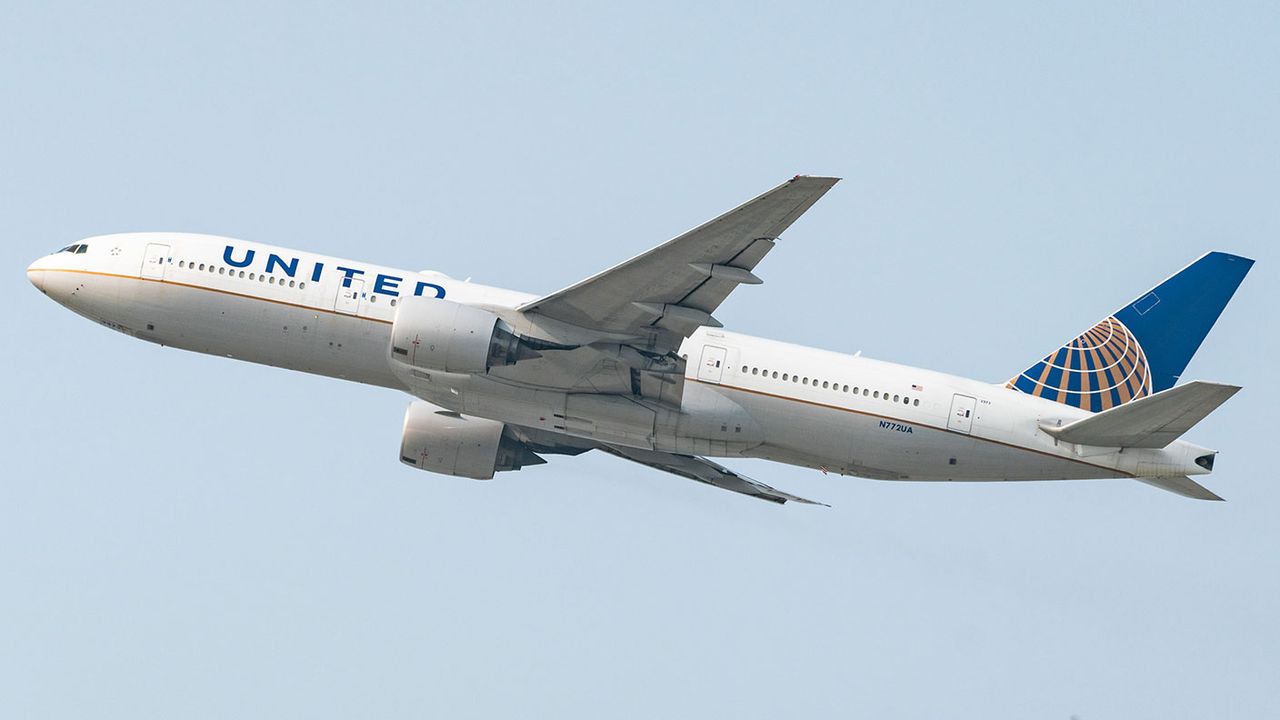 United Airlines Boeing 777