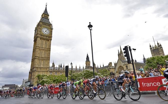 Big Ben dwarfs the peloton