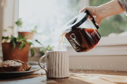 pouring coffee from moccamaster carafe