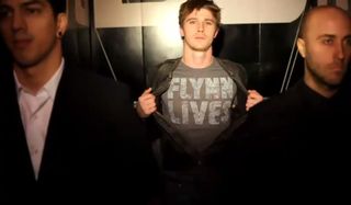 Tron: Legacy Sam Flynn shows off his Flynn Lives t-shirt