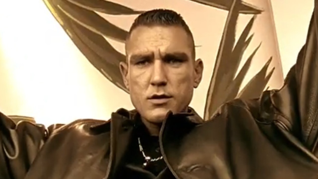 ロック、ストック、ツー スモーキング バレルで腕を上げているヴィニー ジョーンズ