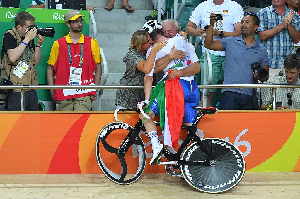 Elia Viviani hugs his parents