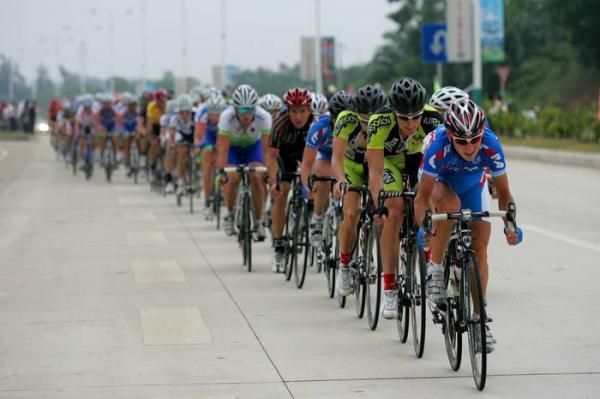 With 15Km to go the peloton were spread out as the pace picked up.