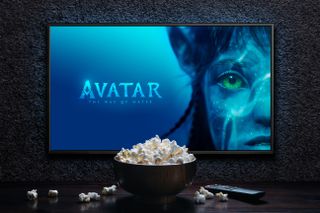 Avatar: The Way of Water op een tv-scherm met een bak popcorn ervoor