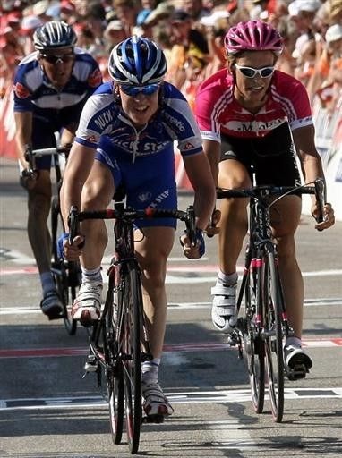Nick Nuyens (Quick.Step-Innergetic) outsprints Linus Gerdemann (T-Mobile) and J&ouml;rg Jaksche (W&uuml;rth) for his second victory this season.