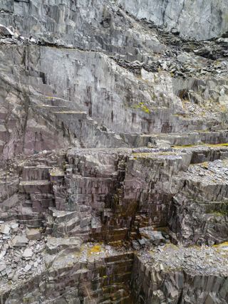 Bir drone ile fotoğraflanan bir dağ manzarası