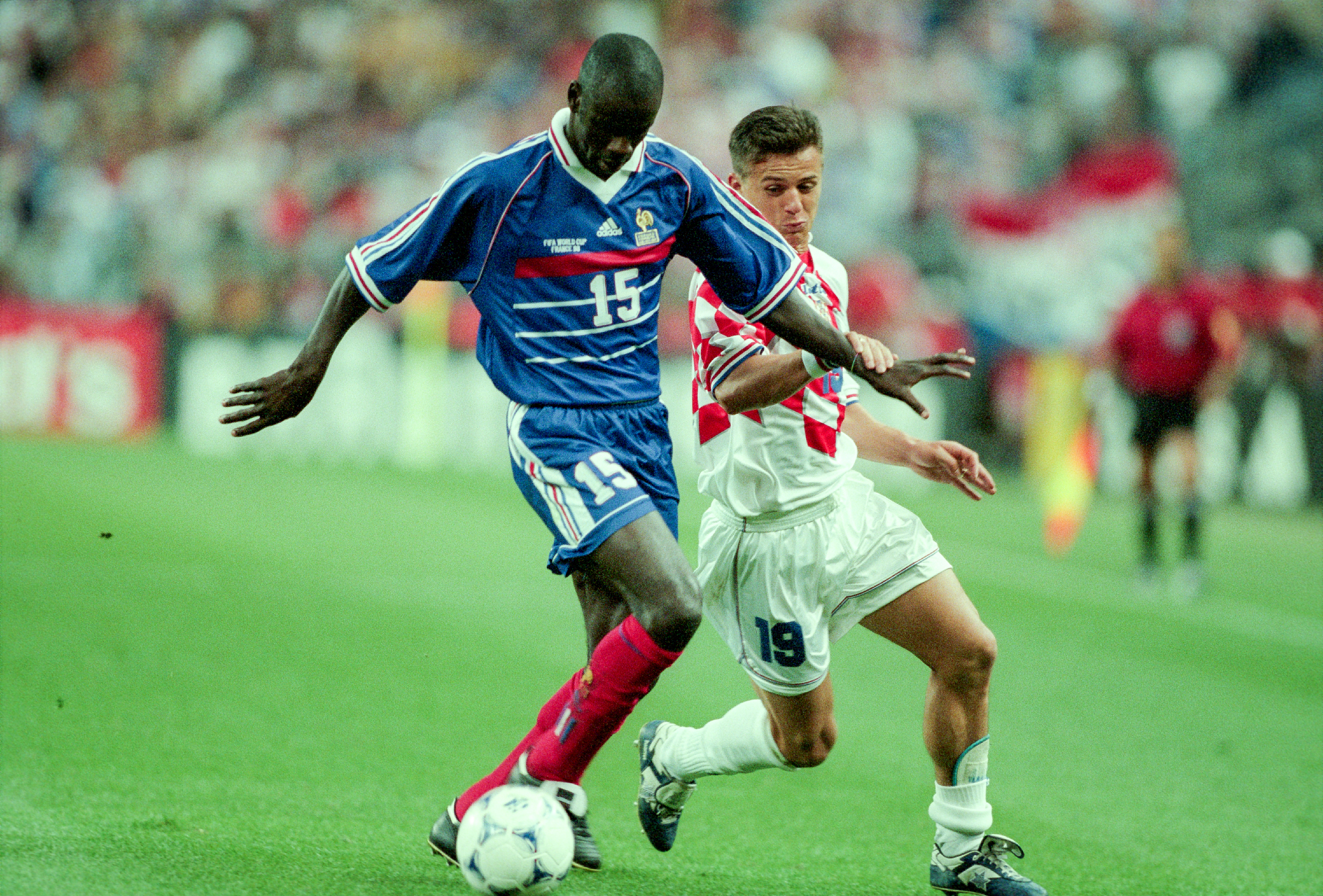 PARIS, FRANÇA - 08 DE JULHO: Lilian Thuram da França e Goran Viaovic da Croácia em ação durante a semifinal da Copa do Mundo entre França (2) e Croácia (1) no Stade de France em 08 de julho