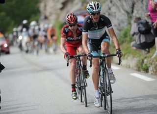 Cadel Evans gules himself to the wheel of Andy Schleck