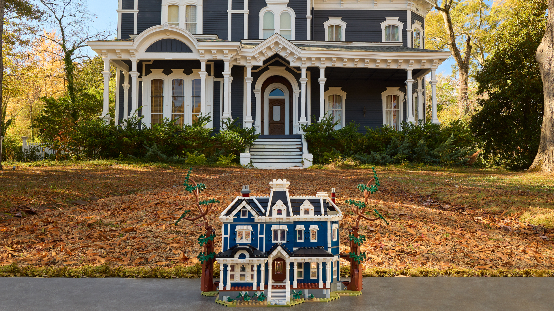 The Stranger Things Creel House in front of the real-life Creel House