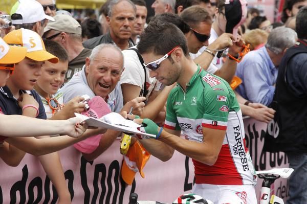 Italian champion Giovanni Visconti (Farnese Vini-Neri Sottoli) signs autographs before the start.