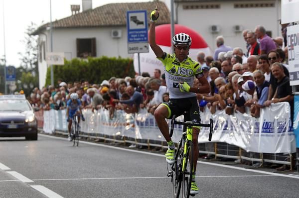 Patrik Sinkewitz (ISD - Neri) easily dispatched of breakaway companion Domenico Pozzovivo (Colnago - CSF Inox) to win the Giro della Romagna.