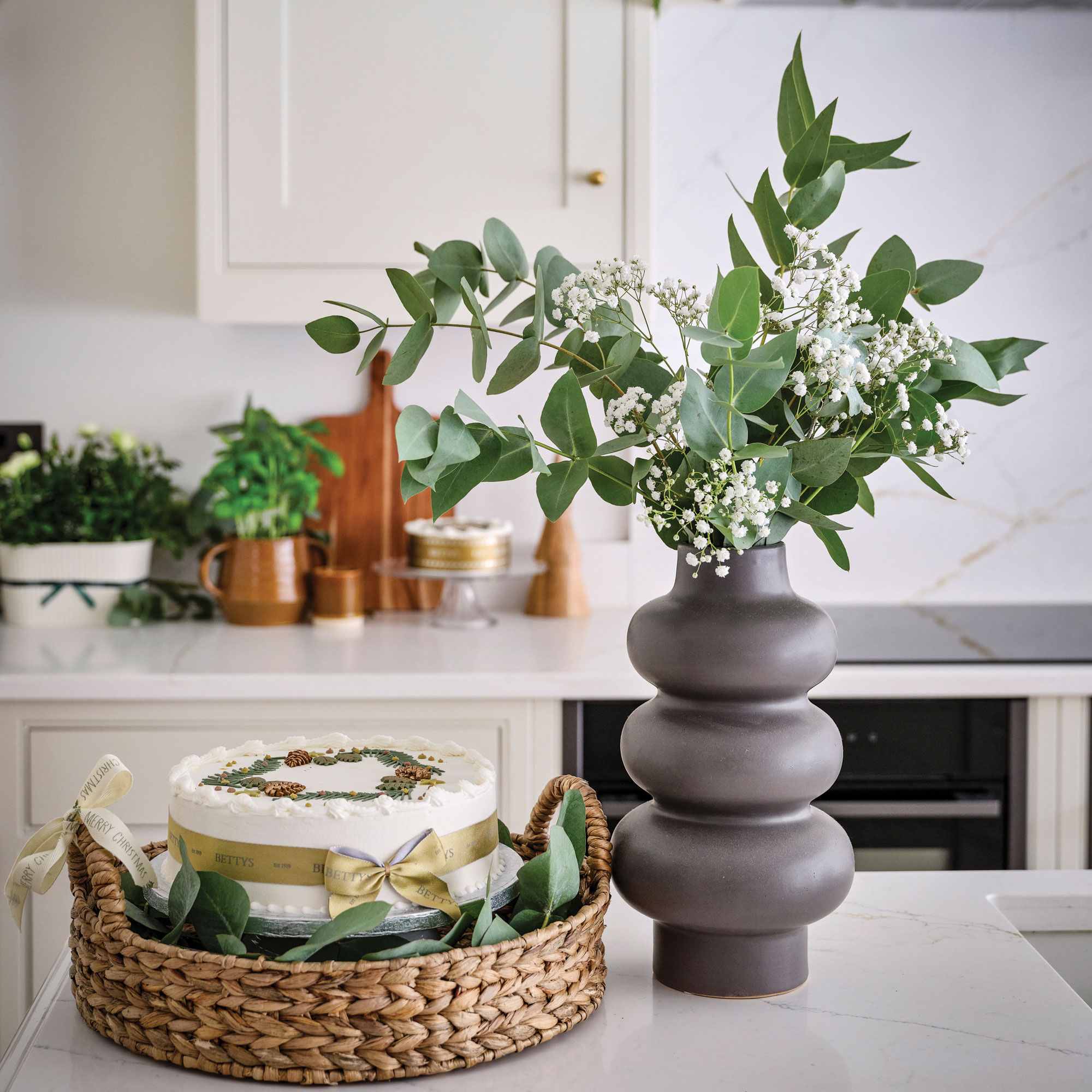 Kitchen island with rattan tray and brown vase