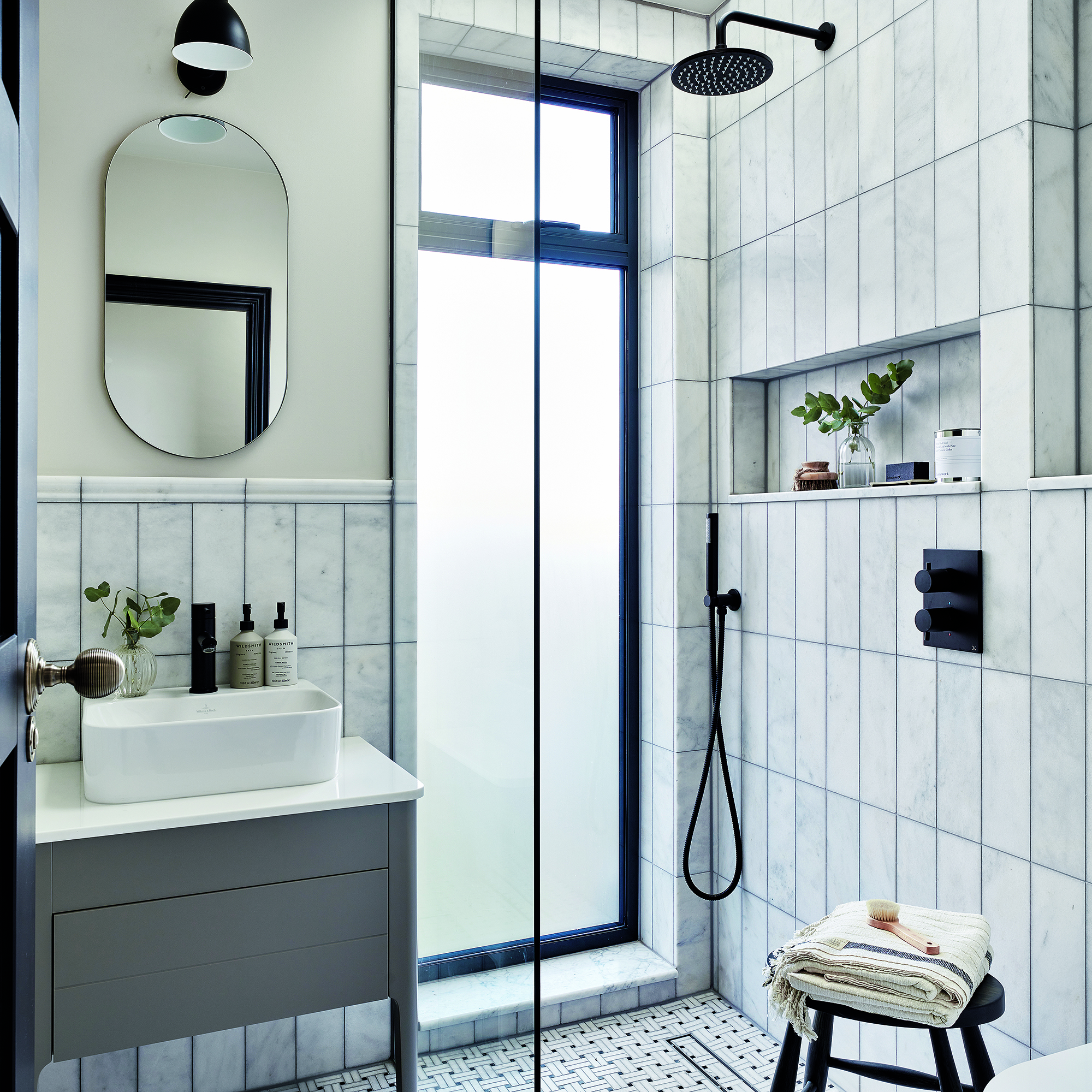 Small shower with storage