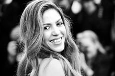 picture converted to black and white of Shakira at the 'Elvis' red carpet