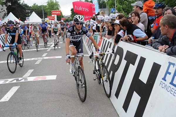 Frank Schleck (Team Saxo Bank) rides toward the finish with another's bike.