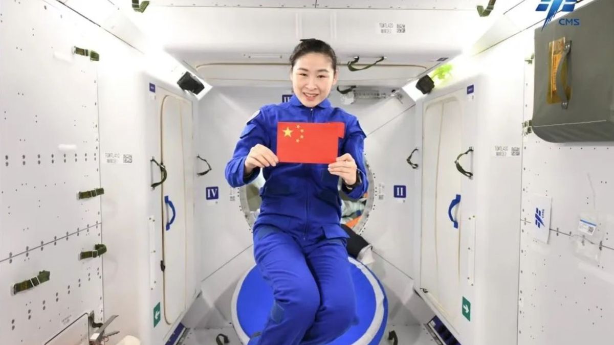 Astronaut Liu Yang posing with a Chinese flag aboard the Tiangong space station.