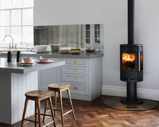 A mirror idea in the kitchen using a reflective backsplash next to the fireplace