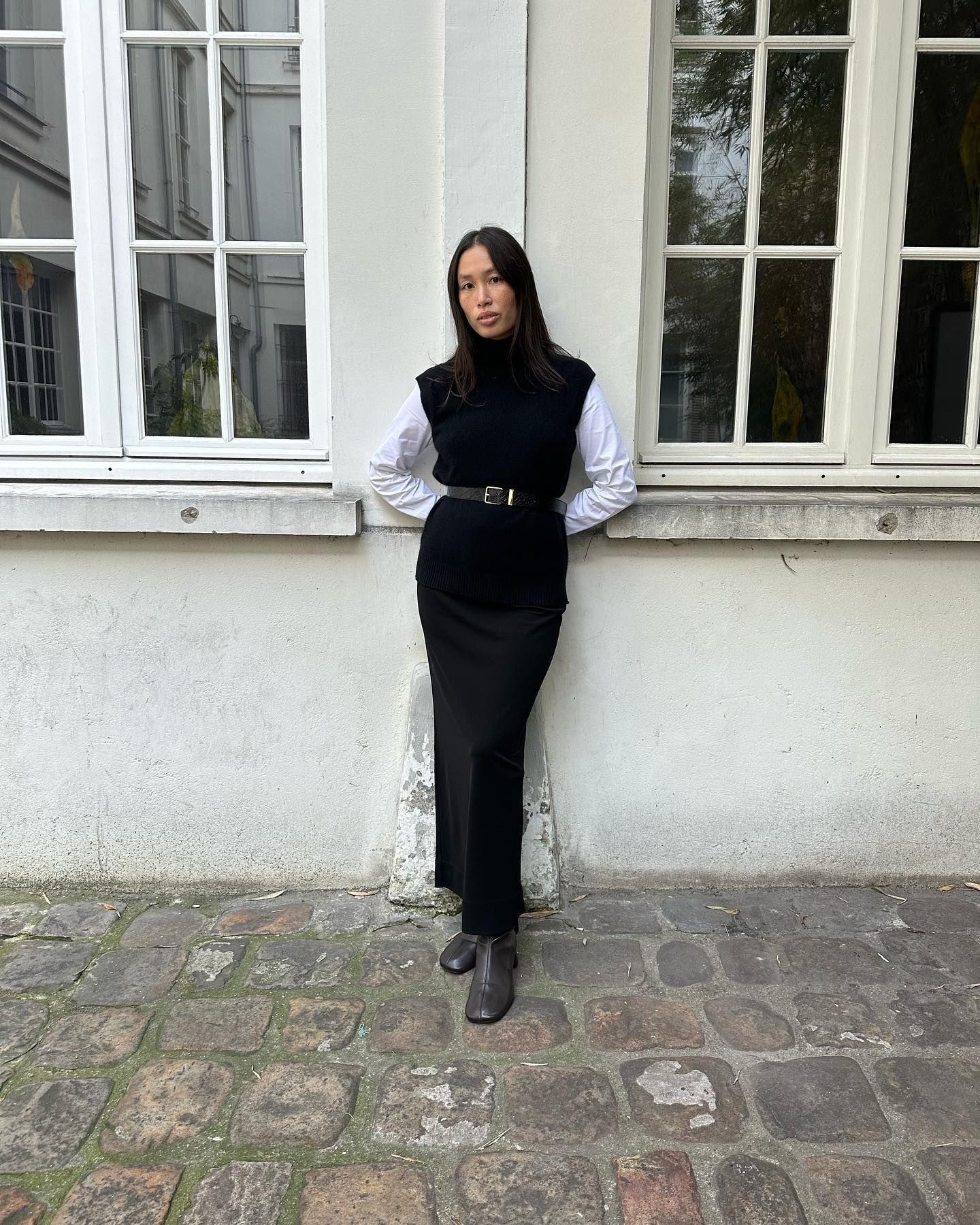 Vikilefevre styles a long pencil skirt