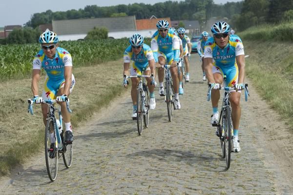 Alexander Vinokourov (Astana) surrounded by his teammates on the cobbles