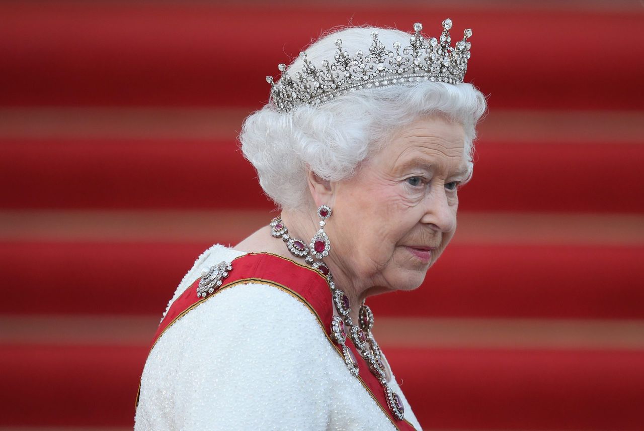 Queen Elizabeth II arrives for the state banquet in her honour at Schloss Bellevue palace on the second of the royal couple&#039;s four-day visit to Germany