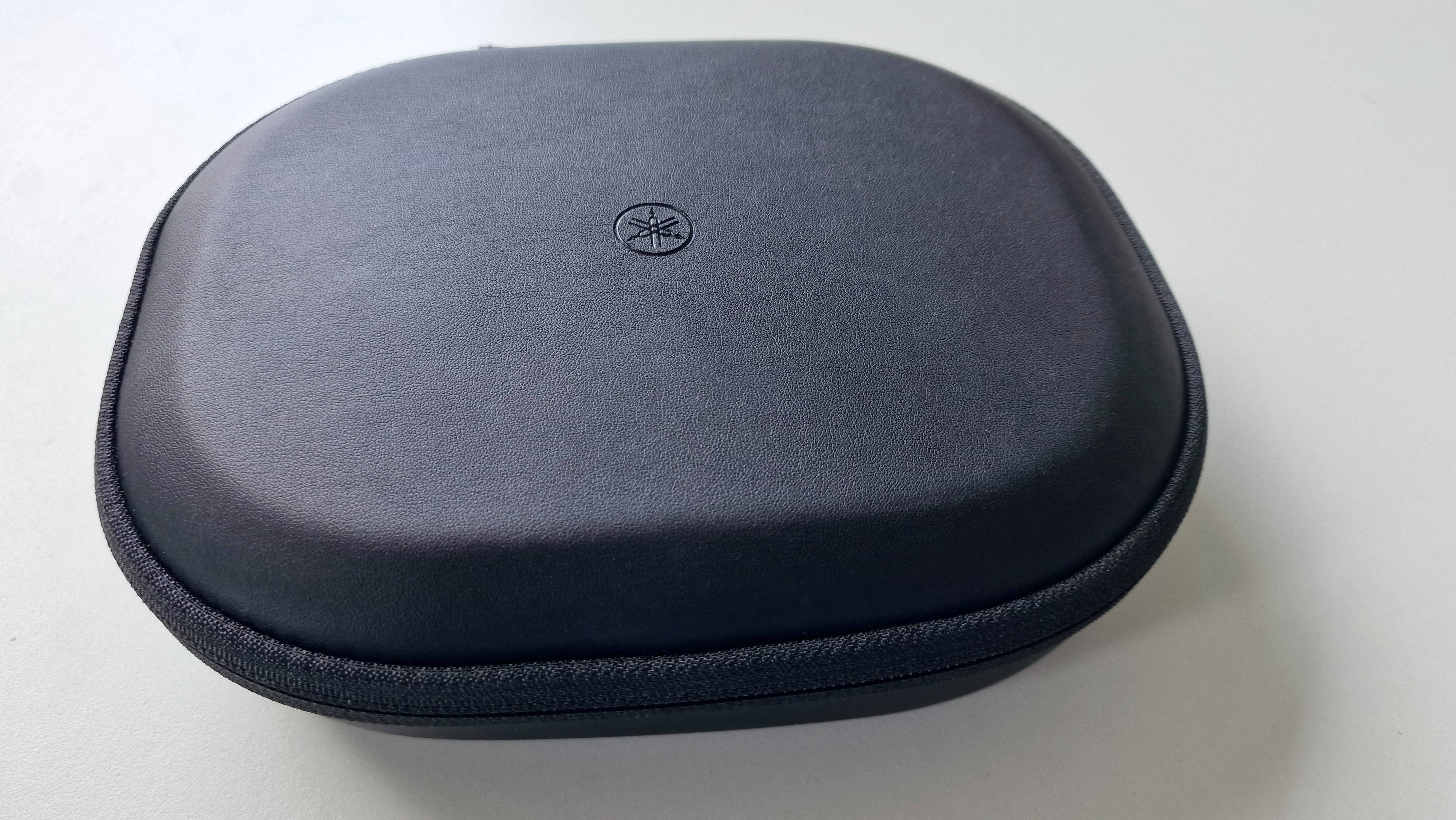 Det sorte rejse-etui til Yamaha YH-L700A på et hvidt bord