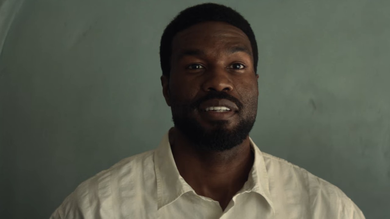 Yahya Abdul-Mateen smiling on Wonder Man.