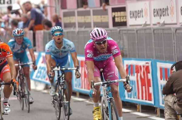 Petacchi in magenta takes another stage of this Giro d'Italia