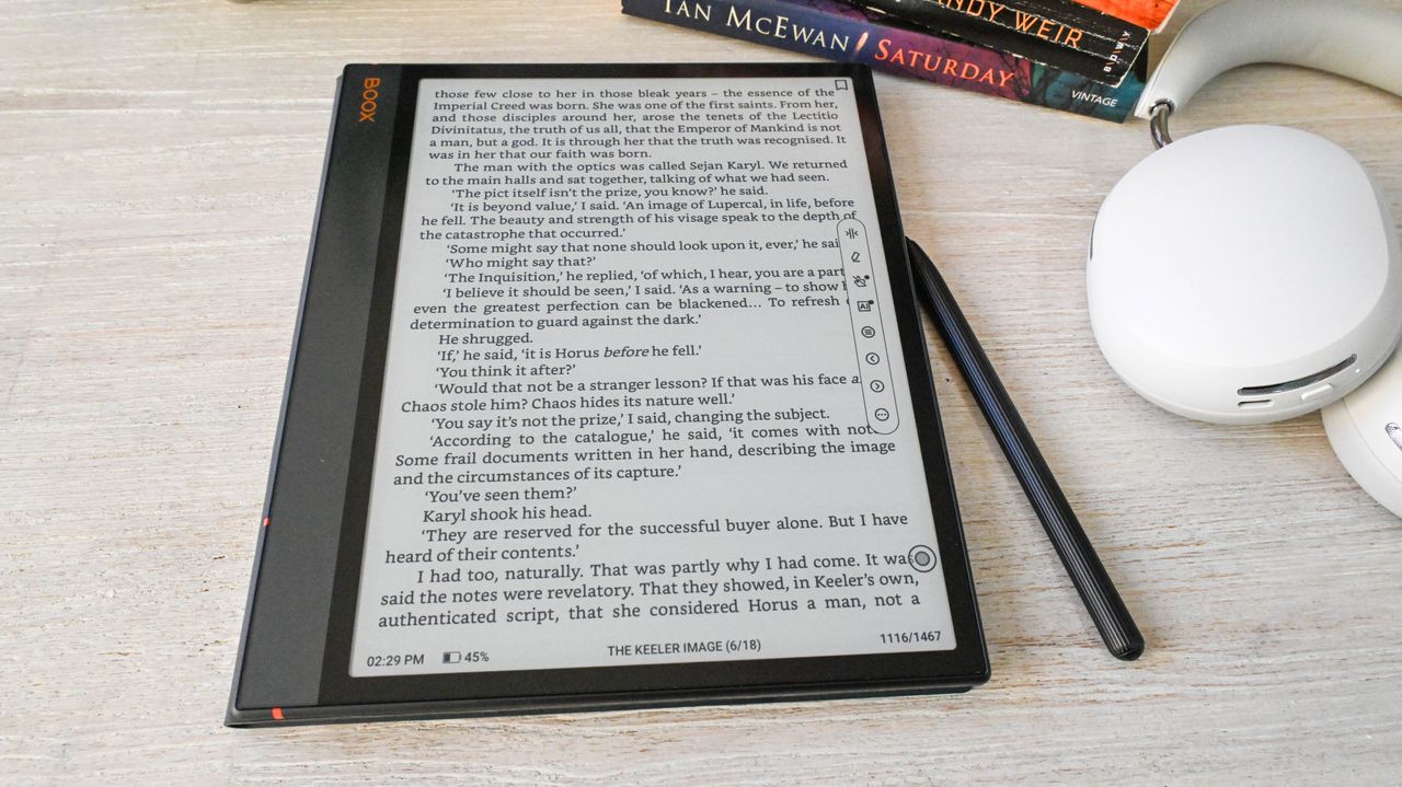 A book page displayed on the Onyx Boox Note Air 3 with the floating toolbar accessible