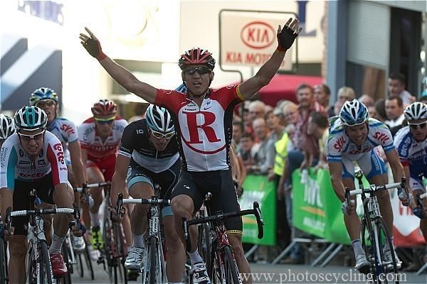 Robbie McEwen (RadioShack) beats Adam Blythe (Omega Pharma-Lotto).