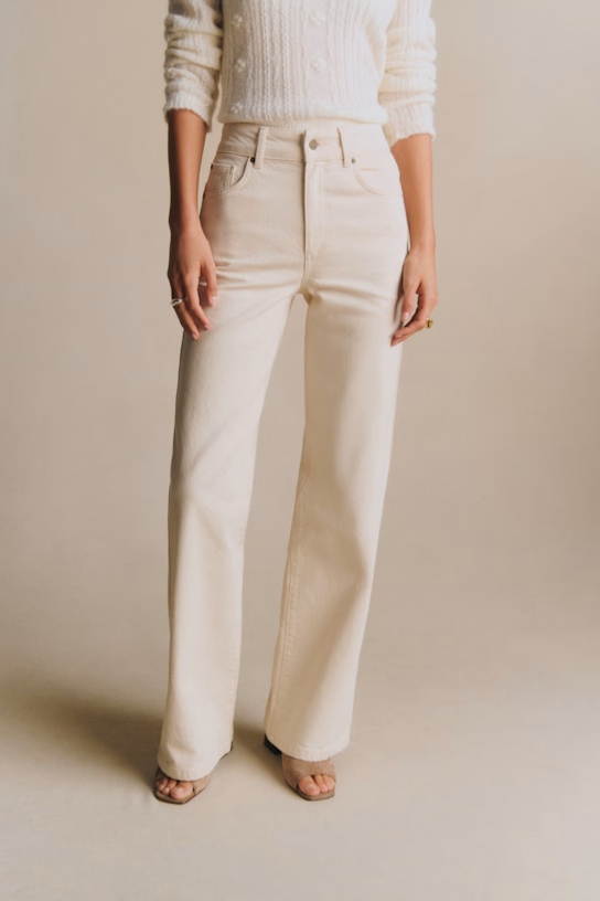 A model wearing white jeans.