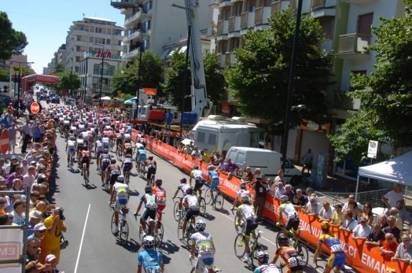 The race gets underway...
