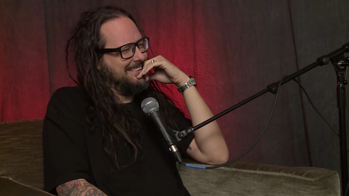 A picture of Jonathan Davis in the Nights With Alice Cooper studio.