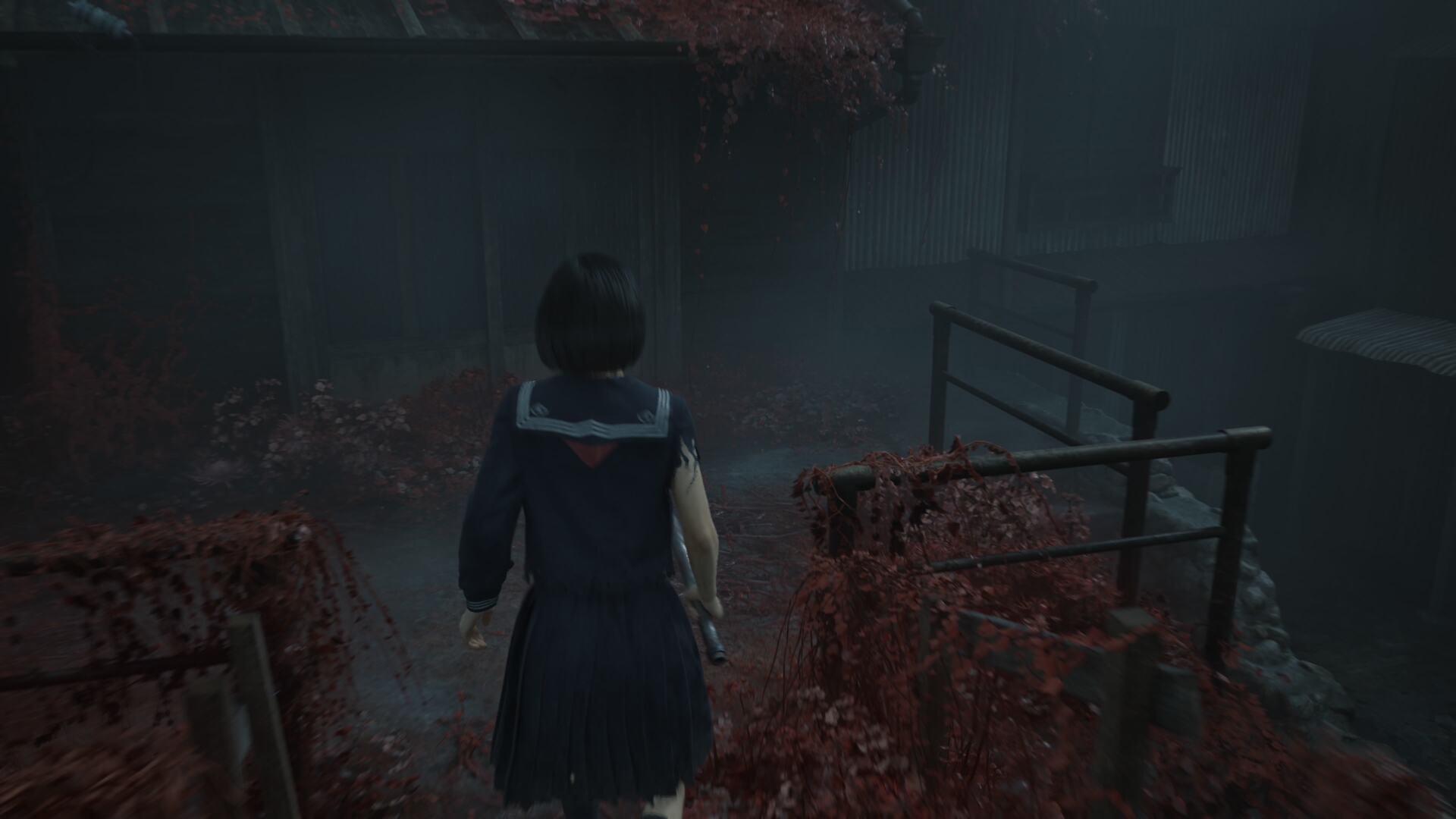 Hinako explores an alley in Ebisugaoka that&#039;s foggy in Silent Hill f, and being taken over by red fleshy growths and spider lilies