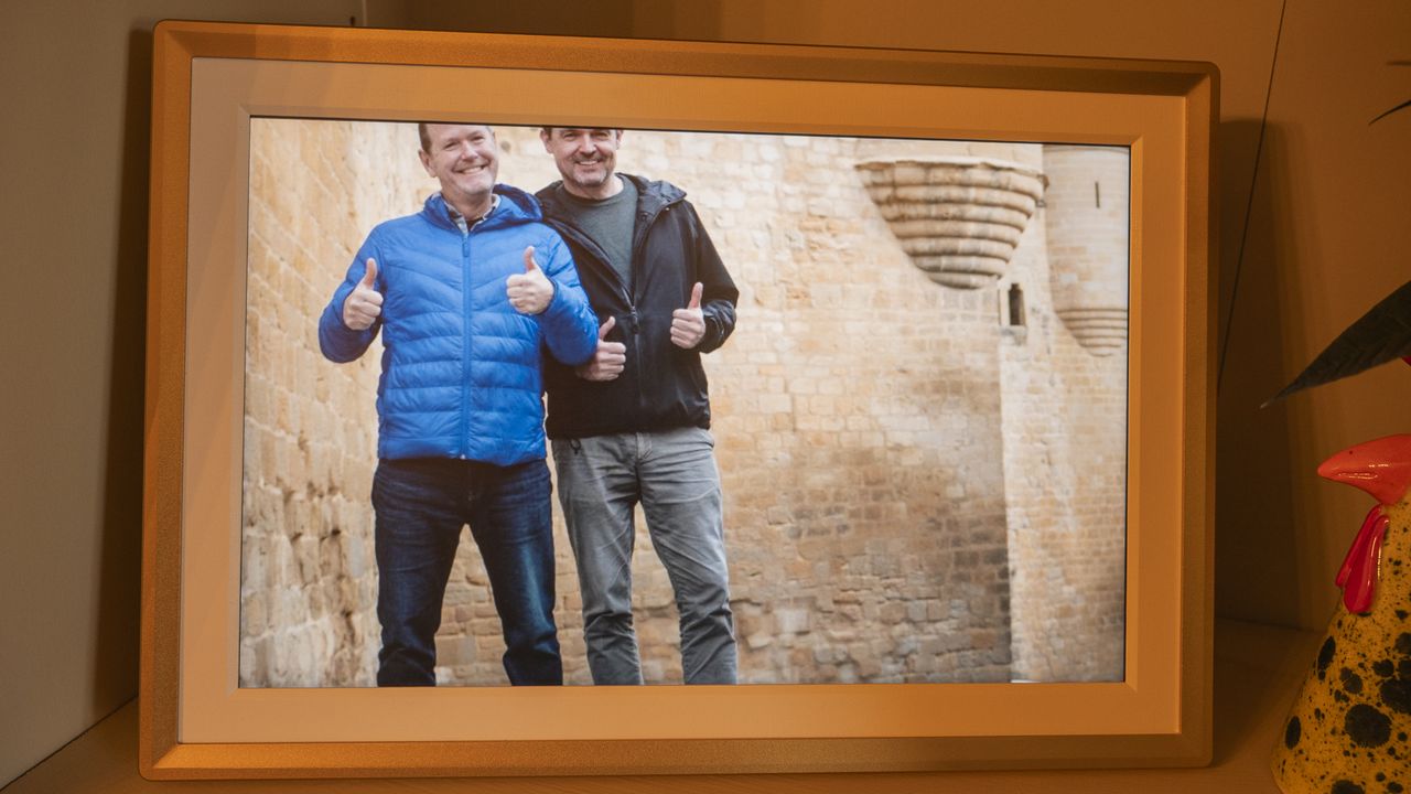Arzopa D14 photo frame showing cropped portrait image on a landscape orientation frame cutting subjects' heads off