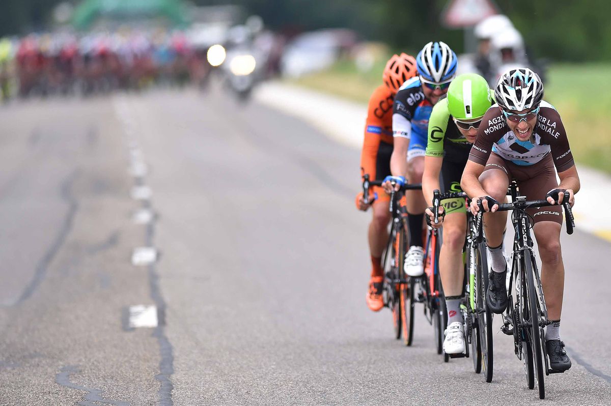 The peloton can see the breakaway