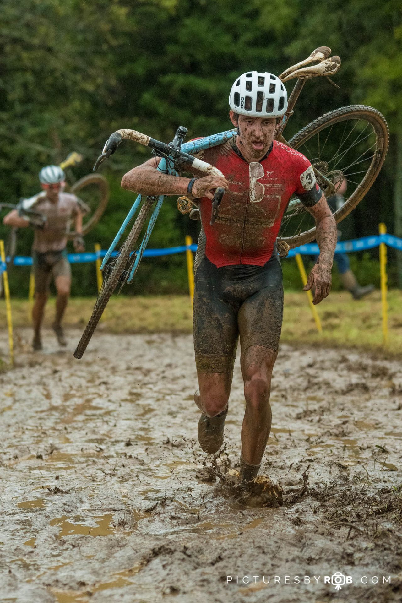 Gage Hecht (Donnelly Aevolo) clings to his lead while Curtis White (Cannondale p/b Cyclocrossworld) claws him back