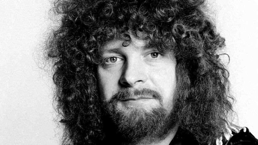 ELO’s Jeff Lynne posing for a photograph in 1975